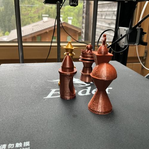 4 Schachfiguren auf einem 3 D Drucker
