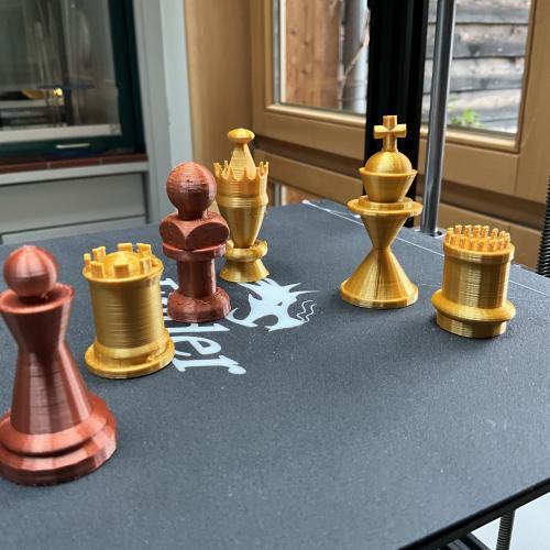 6 Schachfiguren auf einem 3 D Drucker