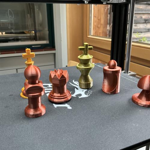 5 Schachfiguren auf einem 3 D Drucker